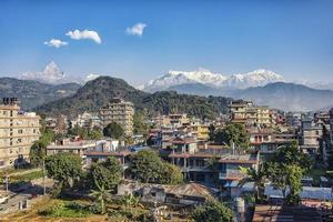 Himalaya-gebergte gezien vanuit de stad Pokhara foto