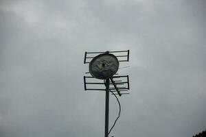 TV antenne met bewolkt lucht achtergrond foto