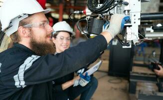 elektrisch ingenieur met de missie van installeren een robot arm elektrisch systeem foto