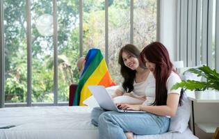 de lgbt paren leven een comfortabel leven. hebben pret samen gelukkig foto