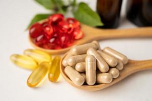 alternatieve geneeskunde kruiden organische capsule met vitamine e omega 3 visolie foto