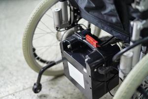 elektrische rolstoel met batterij voor oude oudere patiënt kan niet lopen of mensen gebruiken in huis of ziekenhuis; foto