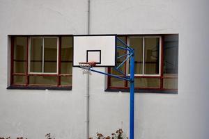 oude straat basketbalring foto