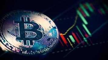 cryptocurrency bitcoin en beursgrafiekbalk foto