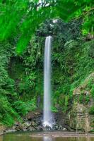 visie van een mooi klein waterval gezien van onder een boom Bij de gado Bangkok waterval toerist bestemming, tasikmalaya, west Java, Indonesië foto