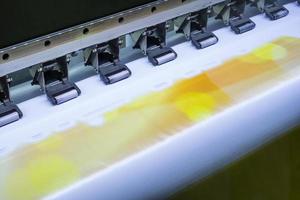 close-up inkjetprinter bezig met vinylbanner foto