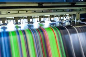 grote inkjetprinter die veelkleurig werkt op vinylbanner foto