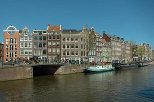 nederland, amsterdam, 2016 - uitzicht op drukke straat vanaf de gracht foto