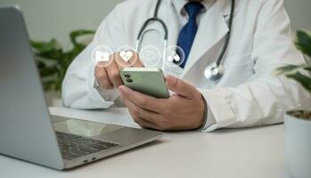 artsen gebruik smartphones en computers naar Onderzoek medisch informatie. medisch concept foto
