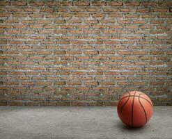 basketbal bal in kamer met steen muur en cement verdieping foto