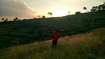 Welkom naar bandoeng, een stad genesteld tussen weelderig groen heuvels in west Java, Indonesië. bekend net zo de Parijs van Java Bandung straalt uit een uniek mengsel van natuurlijk schoonheid en stedelijk charme. foto