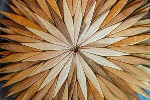 handgemaakt van hout. zon stralen van hout. een houten souvenir foto
