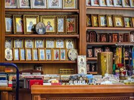 een kerk winkel. pictogrammen, kaarsen en andere christen attributen zijn Aan uitverkoop. foto