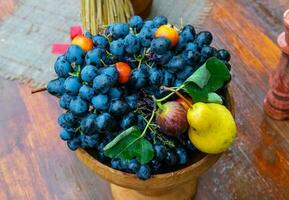 blauw druiven en peren in een vaas. fruit samenstelling. foto