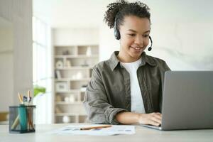 glimlachen biraciaal hoog school- leerling leert online Bij huis, vervelend koptelefoon voor afgelegen aan het studeren. omarmen afstand onderwijs. foto