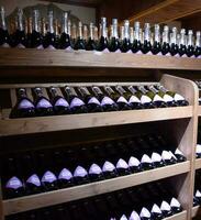 schappen met wijn en Champagne in de op te slaan wijnmakerij. teller Bij de wijnmakerij. foto