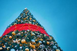 kerstboom met versieringen.