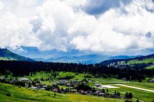 asiago plateau met groene weiden foto