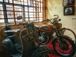 toba, Indonesië, juni 10, 2023 - een verzameling van antiek tb Silalahi motorfietsen, vespa en honda cb en ontel Fietsen. drie antiek voertuigen in de tb Silalahi museum. foto