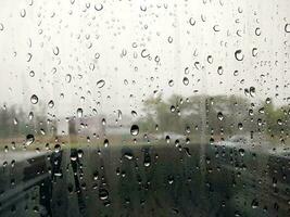 regen druppels Aan auto glas gedurende de regenachtig seizoen foto