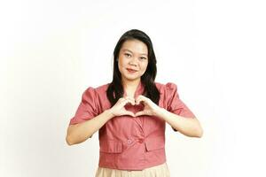 tonen liefde teken van mooi Aziatisch vrouw geïsoleerd Aan wit achtergrond foto