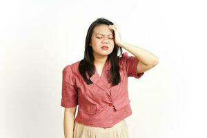 lijden hoofdpijn gebaar van mooi Aziatisch vrouw geïsoleerd Aan wit achtergrond foto
