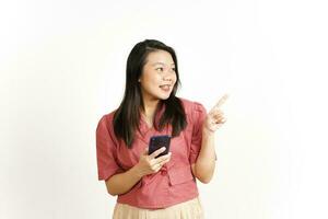 Holding smartphone en richten kant gebruik makend van wijsvinger van mooi Aziatisch vrouw geïsoleerd Aan wit foto