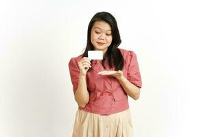 Holding en tonen blanco credit kaart van mooi Aziatisch vrouw geïsoleerd Aan wit achtergrond foto