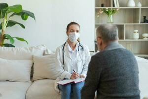 vrouw dokter onderzoeken ouder senior Mens in dokter kantoor of Bij huis. oud Mens geduldig en dokter hebben overleg in ziekenhuis kamer. geneeskunde gezondheidszorg medisch controle. bezoek naar dokter. foto