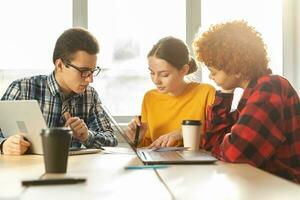 verschillend collega's bedrijf mensen werken Aan kantoor. opstarten bedrijf groep werken net zo team naar vind oplossing naar probleem. gelukkig multiraciaal zakelijke professioneel team bespreken project ideeën. foto