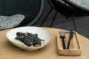 pannekoeken met zwart gemaakt inktvis gevuld met Zalm in verzuren room saus foto