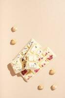 ambacht noten wit chocolaatjes snoepjes Aan beige achtergrond vlak leggen, top visie foto