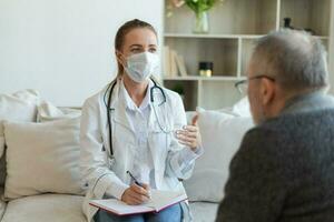 vrouw dokter onderzoeken ouder senior Mens in dokter kantoor of Bij huis. oud Mens geduldig en dokter hebben overleg in ziekenhuis kamer. geneeskunde gezondheidszorg medisch controle. bezoek naar dokter. foto