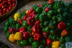 kleurrijk paprika's voor uitverkoop in de traditioneel markt van Bandung Indonesië foto