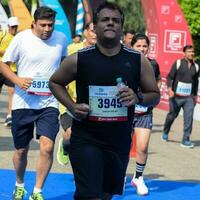 nieuw Delhi, Indië - mei 16 2023 - vedanta Delhi voor de helft marathon ras na covid in welke marathon deelnemers over naar kruis de af hebben lijn, Delhi voor de helft marathon 2022 foto