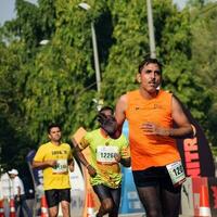 nieuw Delhi, Indië - oktober 16 2022 - vedanta Delhi voor de helft marathon ras na covid in welke marathon deelnemers over naar kruis de af hebben lijn, Delhi voor de helft marathon 2022 foto