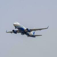 nieuw Delhi, Indië, april 16 2023 - indigo luchtbus a320 nemen uit van indra Gandhi Internationale luchthaven Delhi, indigo huiselijk vliegtuig vliegend in de blauw lucht gedurende dag tijd foto