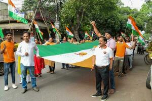 Delhi, Indië -15 juni 2023 - groot groep van mensen gedurende groot tiranga yatra georganiseerd net zo een deel van de azadi ka amrit mahotsav naar vieren de 76 verjaardag van india's onafhankelijkheid, Indisch vlag maart foto