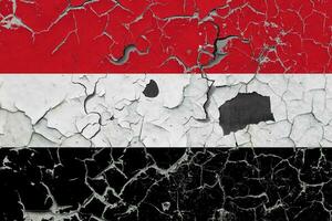 3d vlag van Jemen Aan een oud steen muur achtergrond. foto