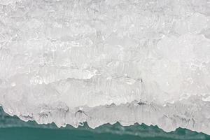 achtergrond van ijs. de structuur van bevroren water. textuur foto