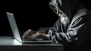detailopname portret van oud Mens in grijs capuchon jasje en gebruik makend van laptop. concept van hacker of cyber veiligheid concept. generatief ai. foto
