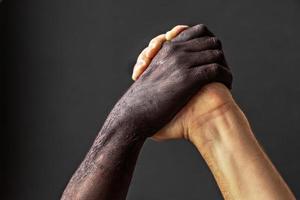 zwart-wit mannelijke hands.the concept van gelijkheid en de strijd tegen racisme. foto