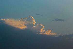 witte wolken en blauwe lucht overdag foto