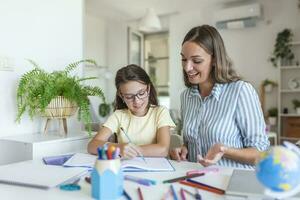 Kaukasisch vrouw op zoek trots Bij haar dochter gedurende thuisonderwijs en aan het doen sommige schilderen. foto