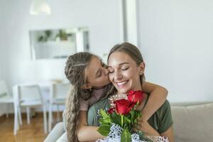 ik liefde mijn u mama. aantrekkelijk jong vrouw met weinig schattig meisje zijn uitgeven tijd samen Bij huis, bedankt voor handgemaakt kaart met liefde symbool en bloemen. gelukkig familie concept. moeder dag. foto