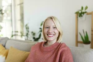 portret van mooi vrouw met blond haar- natuurlijk glimlach. glimlachen mooi foto