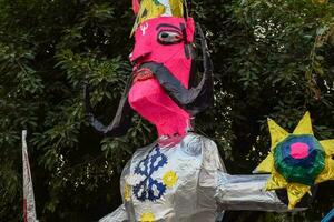 ravnanen wezen ontstoken gedurende dussera festival Bij ramleela grond in Delhi, Indië, groot standbeeld van ravana naar krijgen brand gedurende de eerlijk van dussera naar vieren de zege van waarheid door heer rama foto