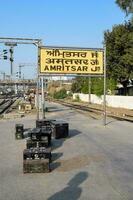 Amritsar spoorweg station platform gedurende ochtend- tijd, Amritsar spoorweg station banier Bij amritsar, Punjab spoorweg station foto