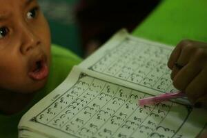 magelang, indonesië.07.10.2023-an Islamitisch kinderen aan het leren Islamitisch kennis mengaji in de moskee. foto