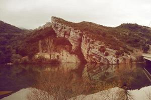 berg rivier ebro in spanje foto